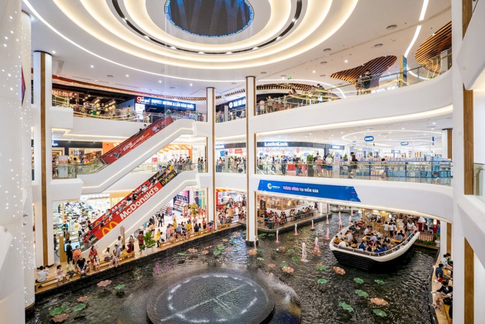 Visitors can enjoy a diverse shopping experience featuring top international brands